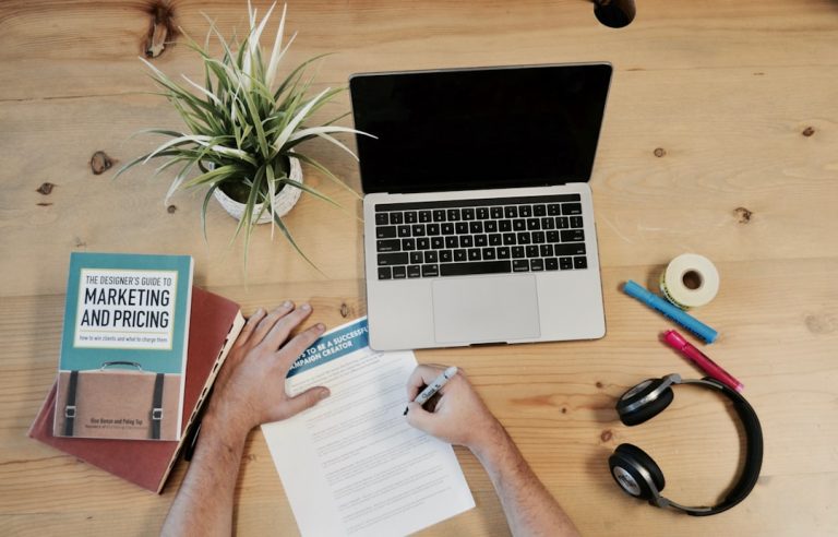 découvrez toutes les stratégies et outils essentiels du digital marketing pour booster votre présence en ligne, attirer de nouveaux clients et développer votre activité efficacement.