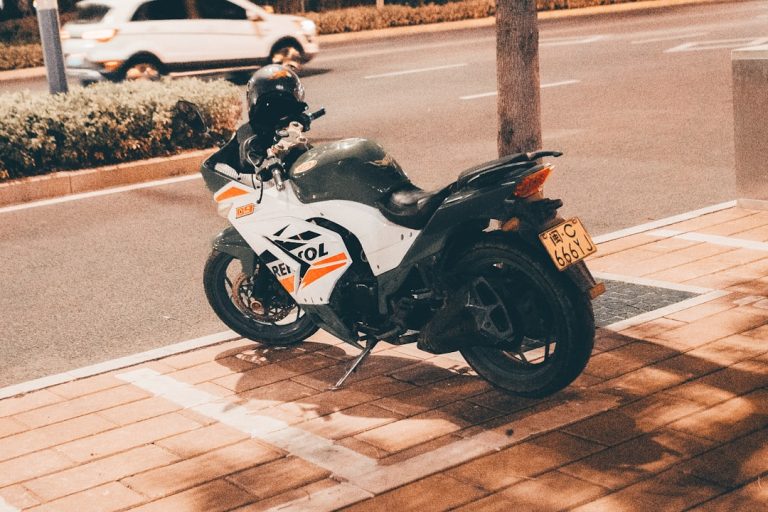 découvrez tout ce qu'il faut savoir pour obtenir votre permis moto : démarches, formation, conseils pratiques et conditions à remplir pour conduire une moto en toute sécurité.