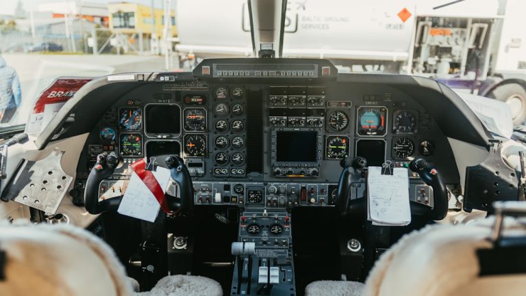 découvrez le coût de la formation de pilote : frais, durée, financements possibles et conseils pour bien préparer votre budget avant de vous lancer dans une carrière aéronautique.