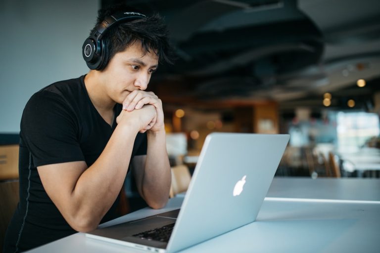 découvrez des programmes d'éducation pour adultes conçus pour améliorer vos compétences, développer votre carrière et promouvoir l'apprentissage tout au long de la vie.