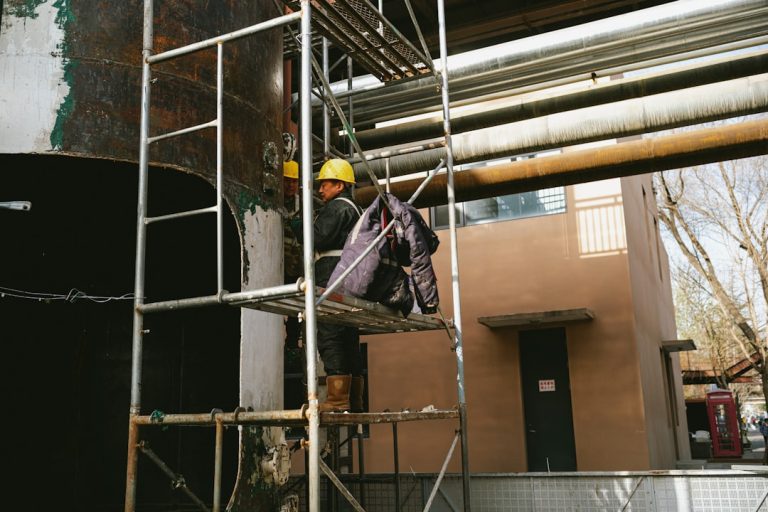 formez-vous au métier de conducteur de travaux grâce à notre formation complète en management de la construction. acquérez les compétences essentielles pour piloter des projets de construction, encadrer des équipes et garantir la réussite de vos chantiers. inscrivez-vous dès maintenant !