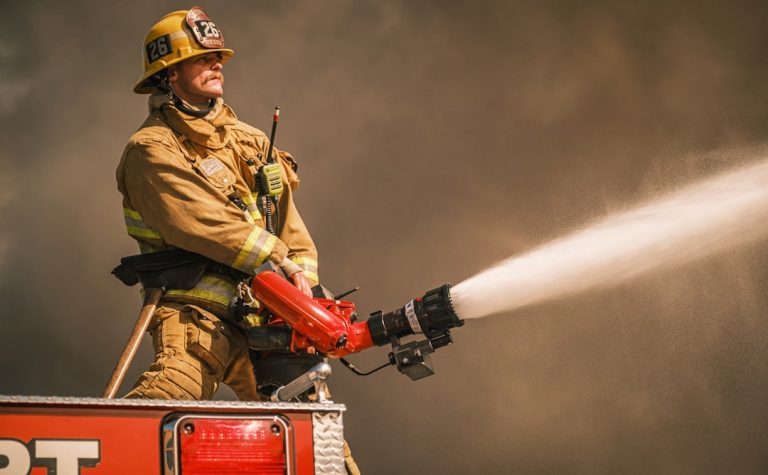 formation complète à l'utilisation des extincteurs pour assurer votre sécurité en cas d'incendie. apprenez les techniques efficaces et les gestes adaptés.