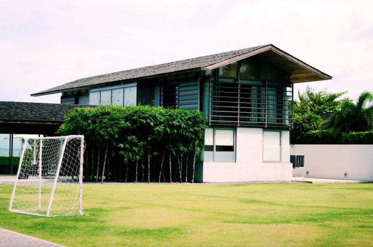 découvrez notre centre d'entraînement de football : installations modernes, coaching personnalisé et programmes adaptés à tous les niveaux pour développer vos compétences et booster votre performance sur le terrain.